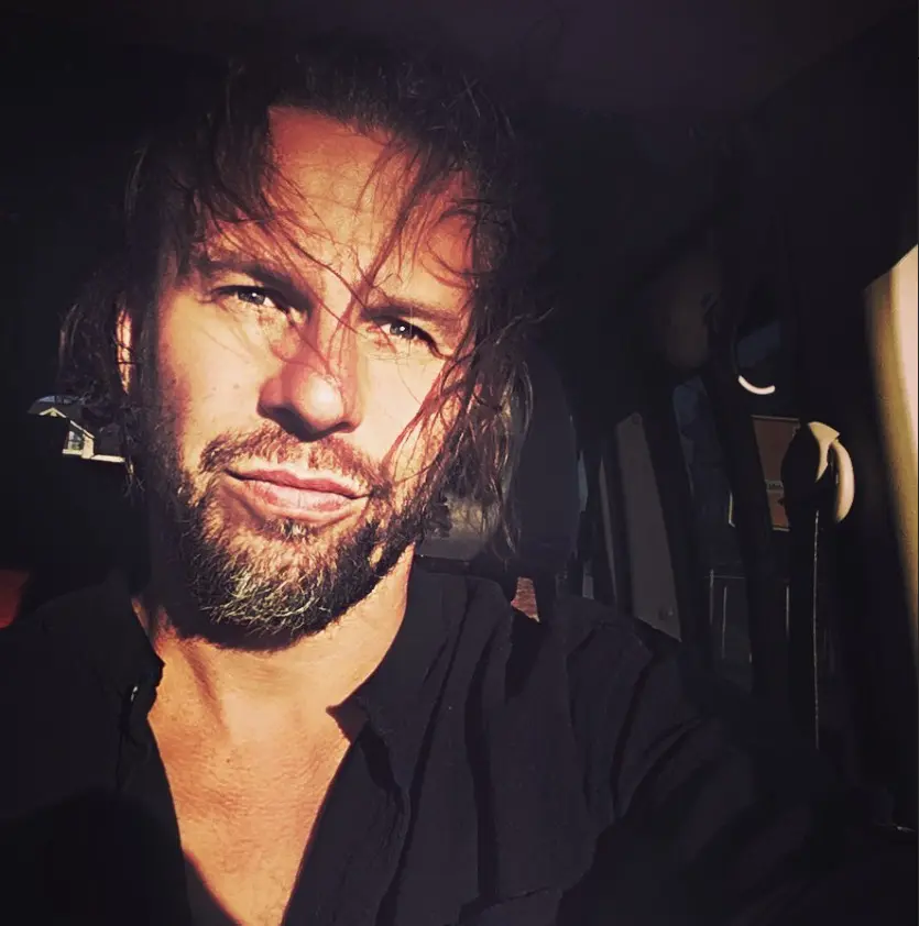 Andreas Voigt-Otto - Tischler und Raumdesigner bei InfinitySpace42 Jena. Handwerksmeister für Holzarbeiten, Interior-Design und atmosphärische Raumgestaltung im Makerspace Thüringen.